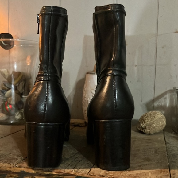 Women’s Nine West 8.5 black ankle boots missing piece under the heel of one. - Picture 2 of 4